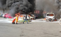 Vasto incendio distrugge furgone e diverse auto: alta colonna di fumo