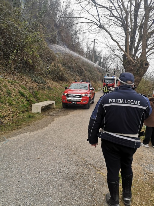 Incendio sulle sponde dell’Adda nei pressi di Crespi