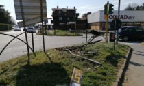 Auto tira dritto al semaforo ed esce fuori strada: abbattuti pali e cartelloni