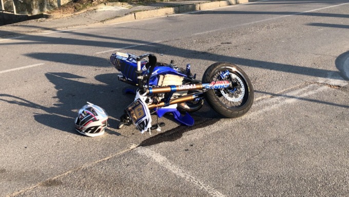 Grave incidente tra un furgone e una moto, ferito un 17enne: interviene l’elisoccorso
