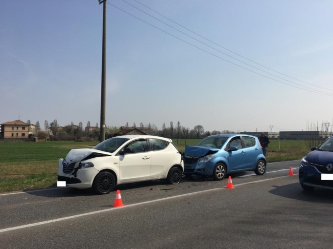 Incidente tra quattro auto, coinvolti anche tre bambini: traffico in tilt sulla Provinciale