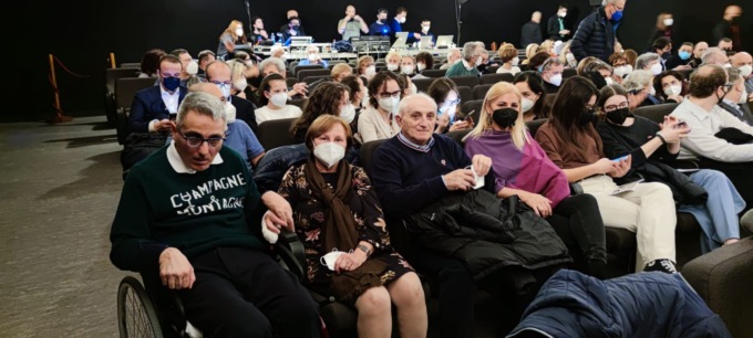 Si risveglia dal coma dopo dieci anni: la storia di “Max” in uno spettacolo da tutto esaurito