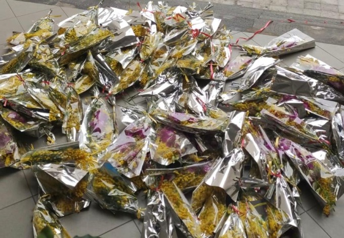 Festa della donna con fuga (dei venditori abusivi): sequestrati 140 mazzi di mimose