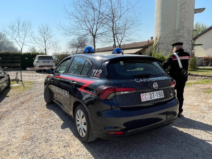 Esce dalla doccia e si ritrova faccia a faccia con due ladri