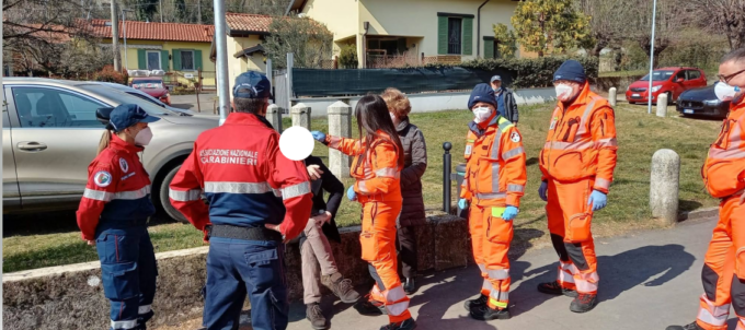 Malore in mezzo alla strada, anziano soccorso da una pattuglia dell’Associazione nazionale Carabinieri