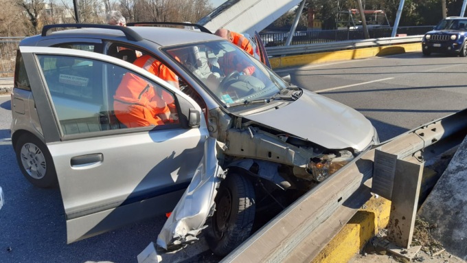 Colta da malore va a sbattere contro il guardrail