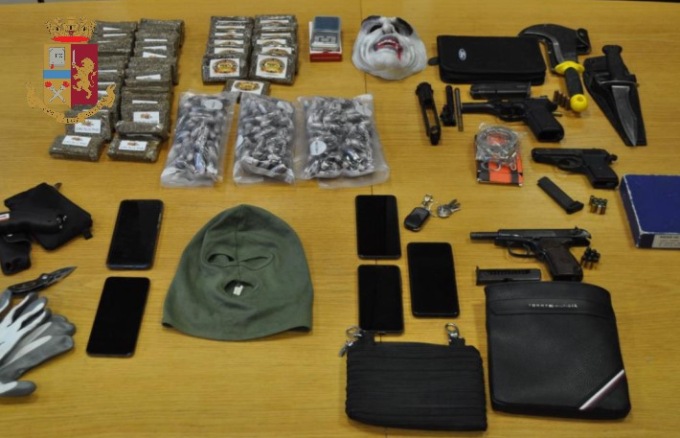 Nel box armi, droga e una maschera da vampiro