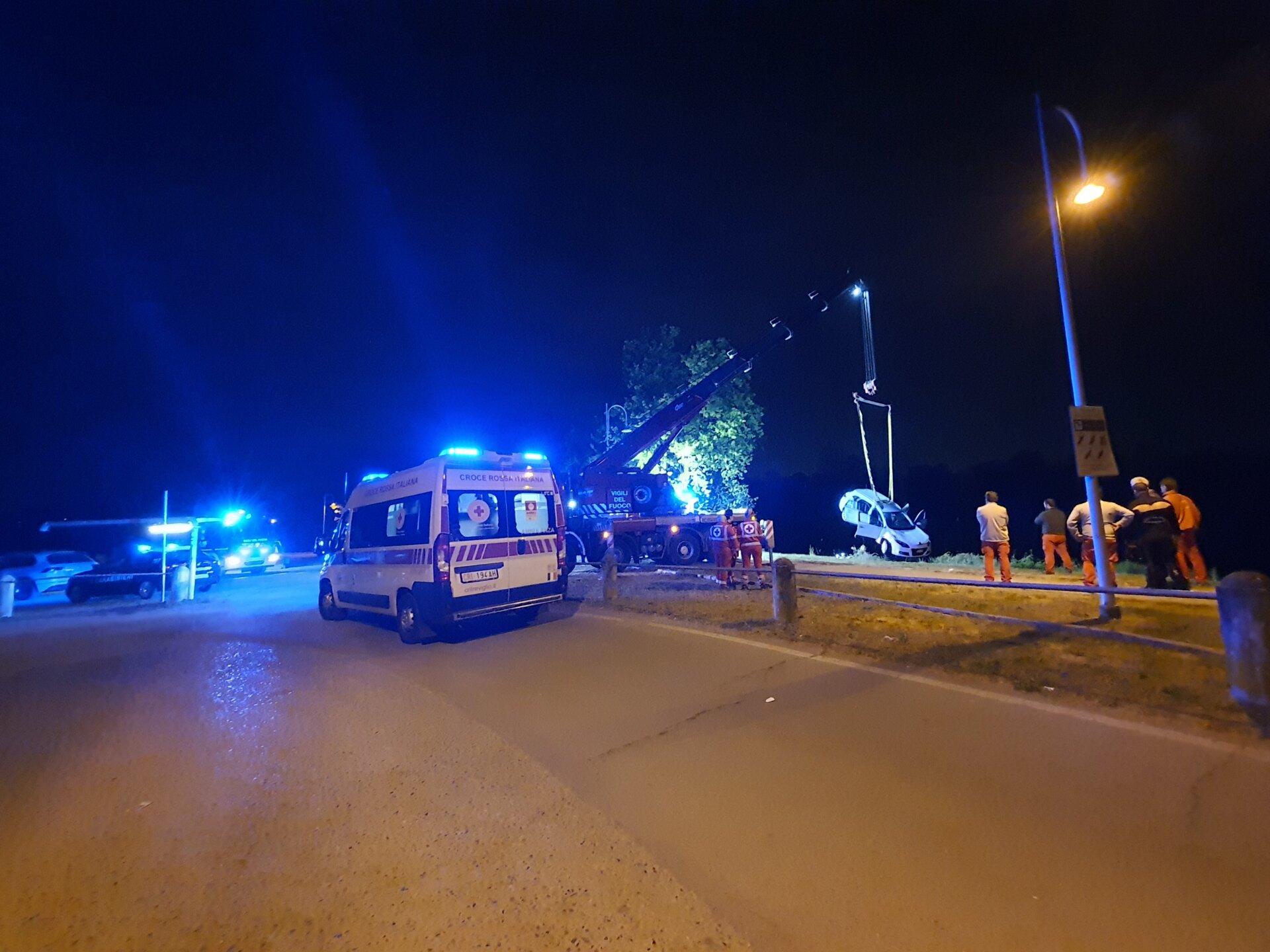 Fara auto caduta in Adda donna morta pompieri e sommozzatori