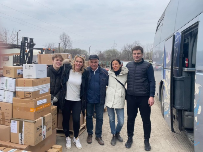 Due mamme noleggiano un bus e vanno in Ucraina per salvare donne e bambini dalla guerra