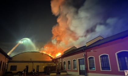 Devastante incendio distrugge complesso di capannoni FOTO
