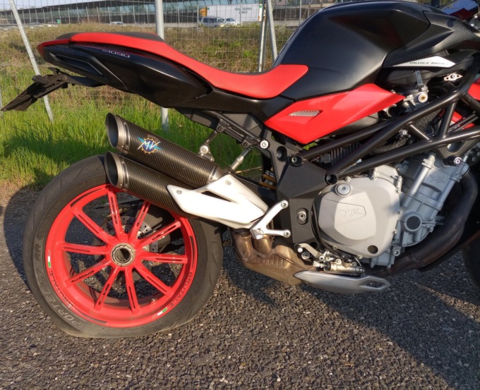 Scontro tra due amici in moto