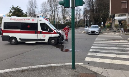 Ambulanza in sirena si scontra con un'auto, nella carambola abbattuto un semaforo