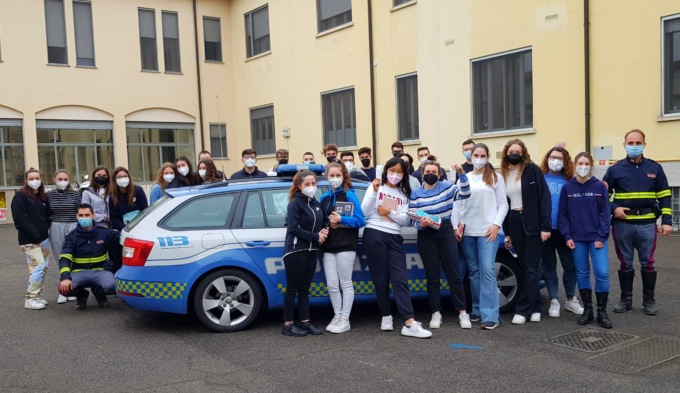Due agenti di Polizia in cattedra… per parlare di educazione stradale