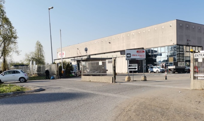 Camion contro un muletto, ambulanza e automedica in un sito di logistica