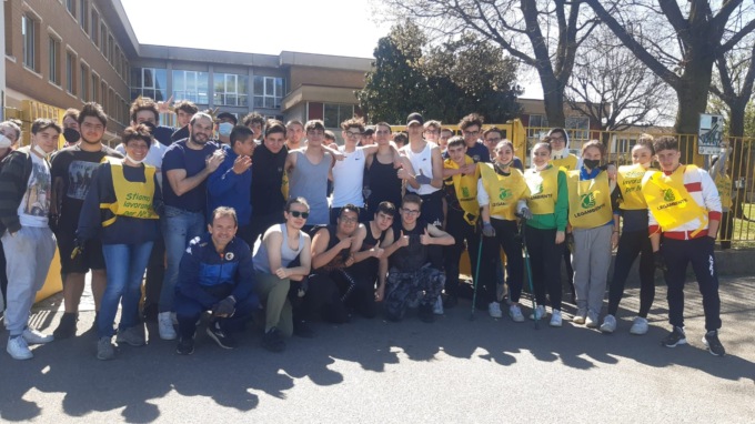 Studenti “imbianchini” hanno riverniciato il cancello della scuola