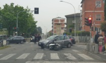 Scontro all'incrocio tra auto e scooter: ferito un 41enne