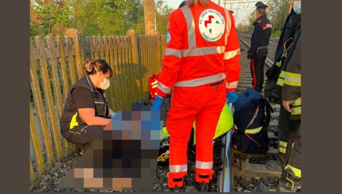 Ragazzo di 18 anni travolto e ucciso da un treno mentre attraversa i binari