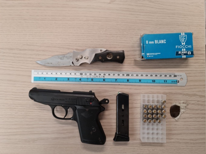 Beccato a 19 anni con in tasca pistola, proiettili e coltello a serramanico