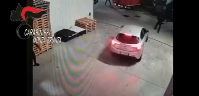 Furti nei depositi di capi griffati: nove arresti