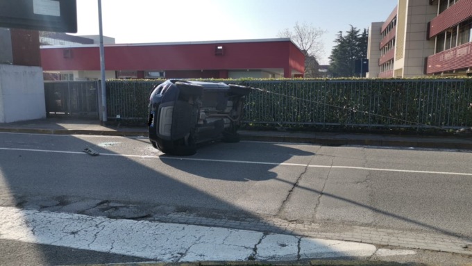 Cassina: incidente tra due auto in via Roma