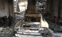 Incendio doloso nel complesso di capannoni: distrutta anche una Porsche