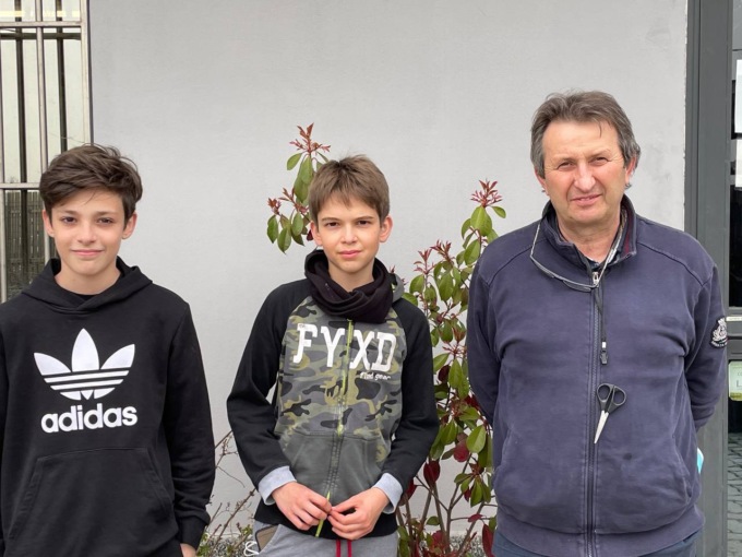 Salvano i pesci della roggia in secca con secchi e retino