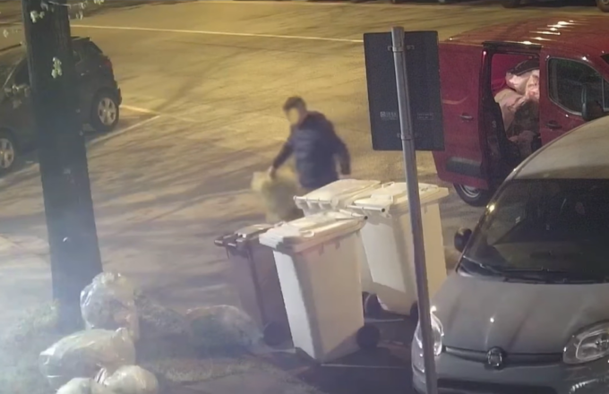 Titolare di una ditta di pulizie scarica rifiuti in strada per sette volte: beccato e multato