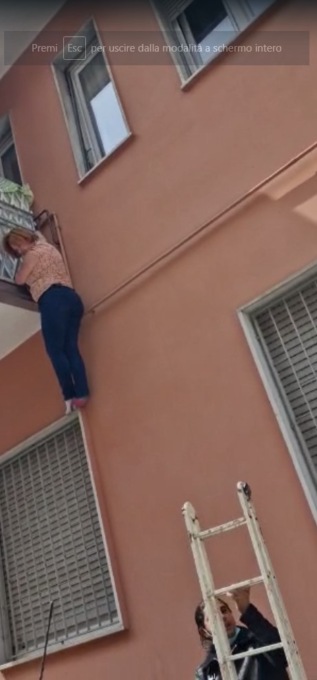 Rimane bloccata in casa e cerca di scendere dal balcone, ma rischia di cadere