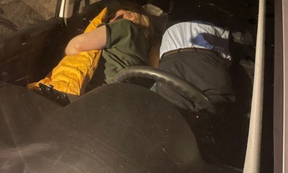 Famiglia sfrattata protesta dormendo nell'auto parcheggiata davanti al Comune
