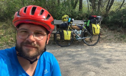 Vende l'auto, lascia il lavoro e parte per un viaggio in bici in tutta Europa