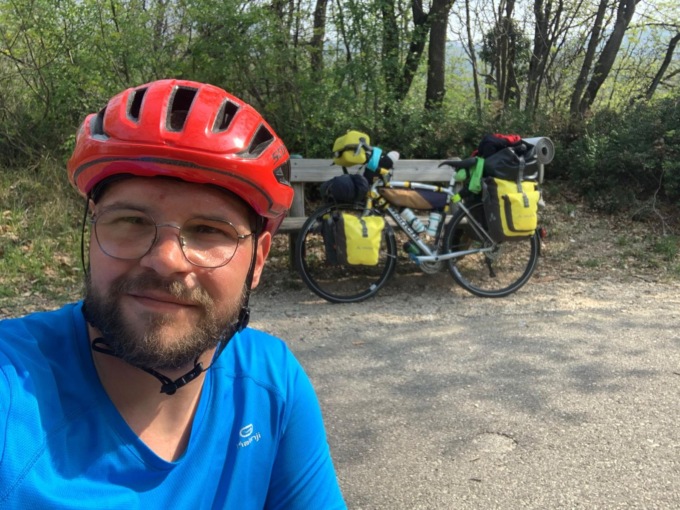 Vende l’auto, lascia il lavoro e parte per un viaggio in bici in tutta Europa