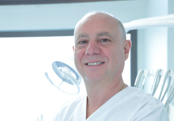 Implantologia a carico immediato postestrattiva flapless: il dott. Cavellini spiega come recuperare il sorriso in sole 48 ore!