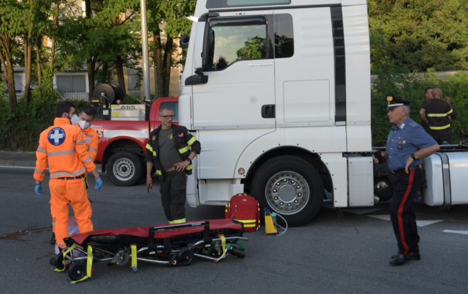 Investita da un camion, maestra di 56 anni in prognosi riservata