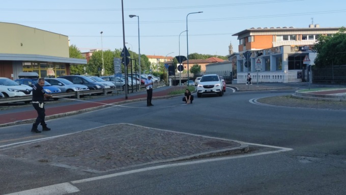 Giovane sul monopattino investita a Cologno Monzese, ambulanza e automedica sul posto