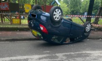 Anziana si ribalta in auto, arrivano ambulanza e Vigili del Fuoco