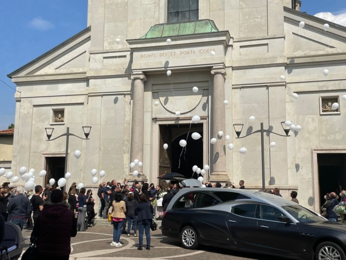 Cambiago si è fermata per dare l’ultimo saluto alla piccola Sara
