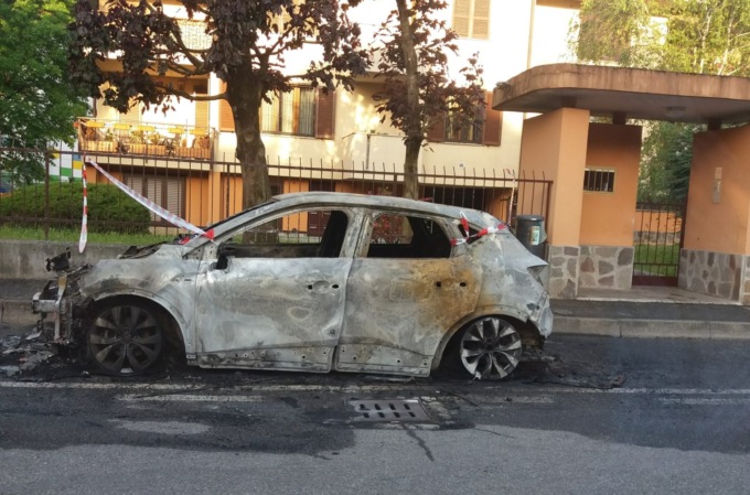 Auto nuova in fiamme nella notte: arrivano  Vigili del Fuoco