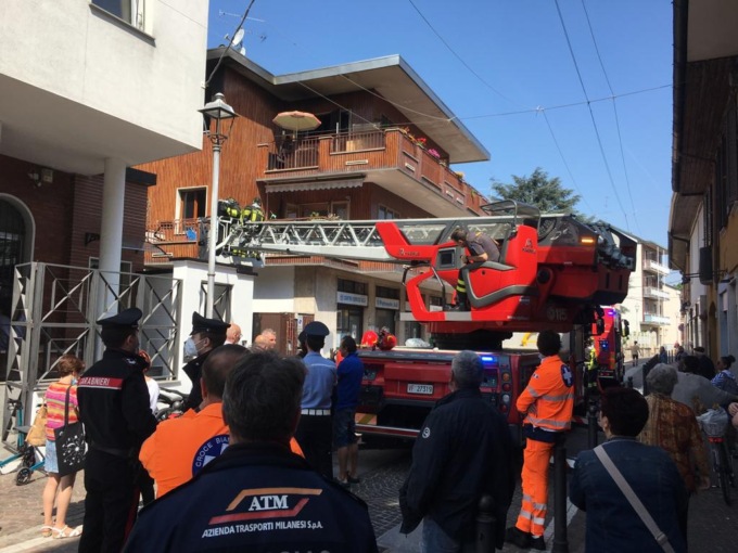 Incendio in una palazzina in centro città: strade chiuse per favorire lo spegnimento delle fiamme