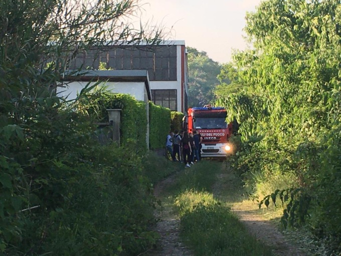 Capannone in fiamme, arrivano Vigili del Fuoco e Carabinieri