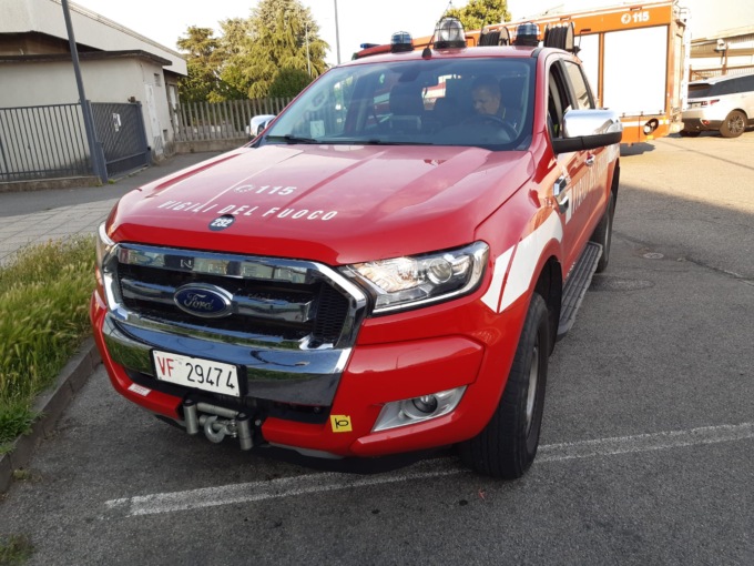 Anziano entra nel Naviglio e non riesce più a uscire: “ripescato” dai Vigili del Fuoco