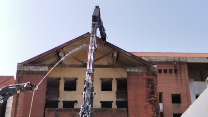 E’ iniziata la demolizione dell’Ecomostro, un momento storico dopo trent’anni