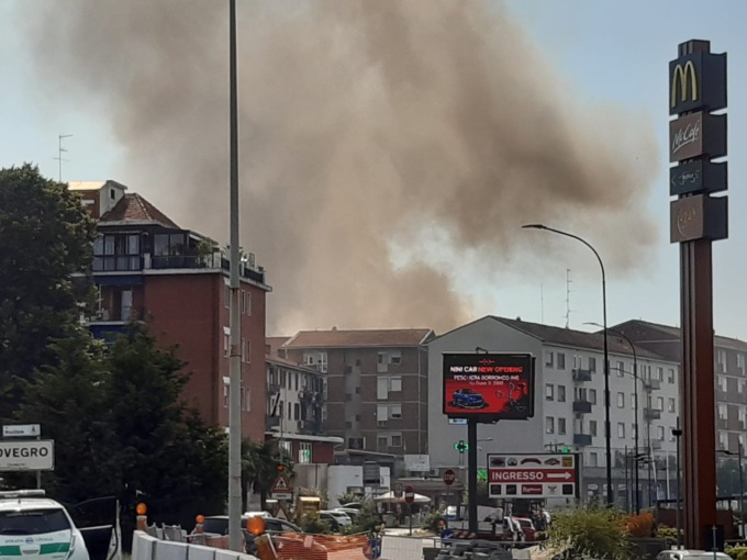Maxi incendio a Novegro: soccorse dieci persone. Tre sono state trasportate in ospedale