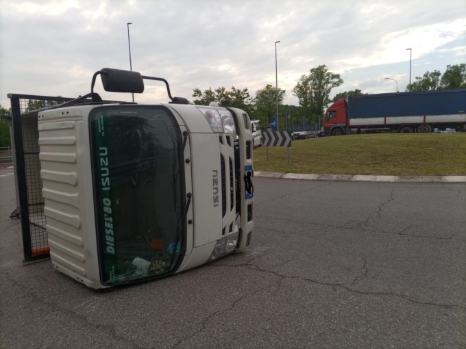 Furgone si ribalta, traffico in tilt