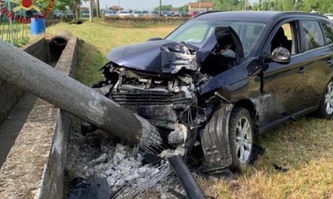 Schianto contro un palo,  morto in ospedale il conducente dell’auto