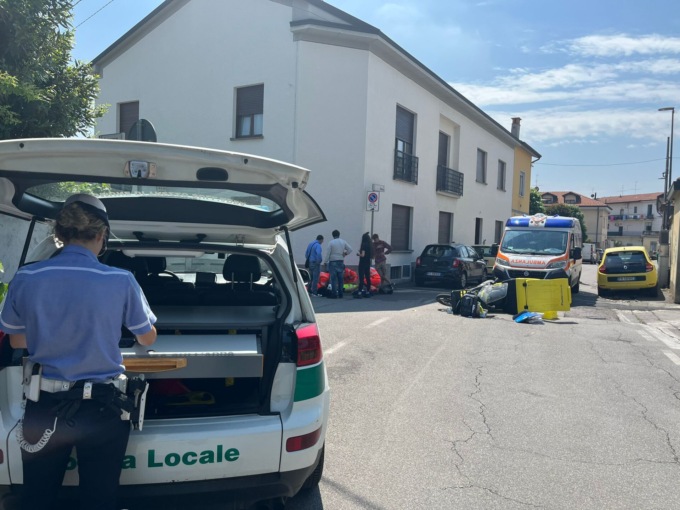 Schianto auto moto, postino finisce in ospedale