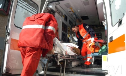 Operaio cade da un impalcatura, sul posto ambulanza e automedica in codice rosso