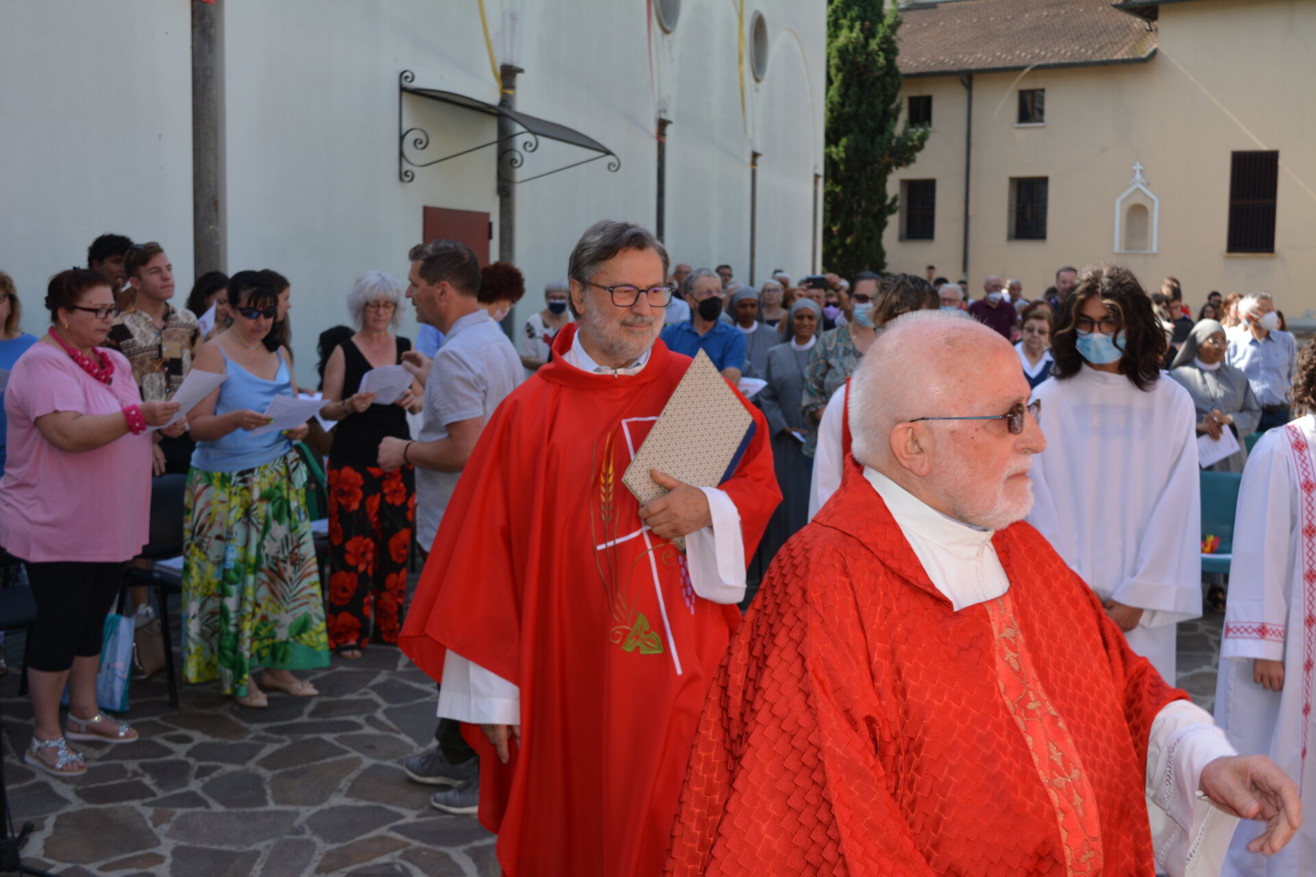 Pioltello Sant'Andrea in festa per i 50 anni di sacerdozio di don Aurelio Redaelli