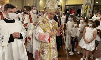 Cardinale Bagnasco in visita a Melzo: folla ad accoglierlo