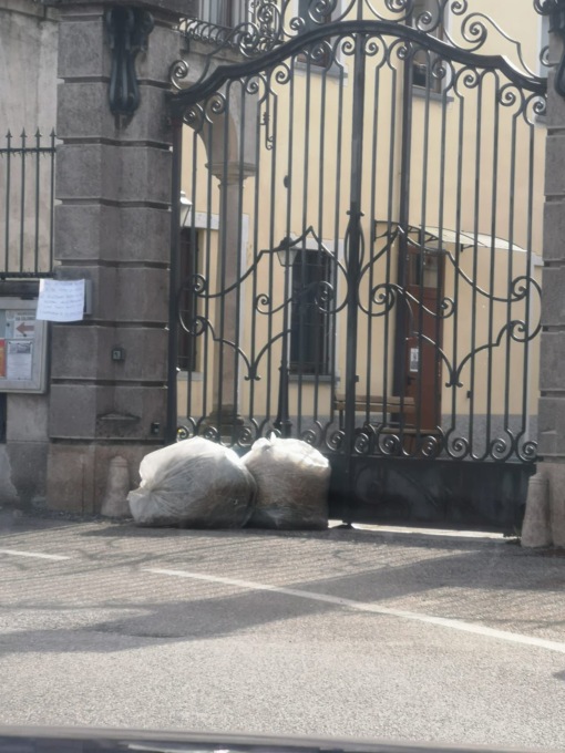 Erba alta, la tagliano i residenti… E la lasciano davanti al Municipio
