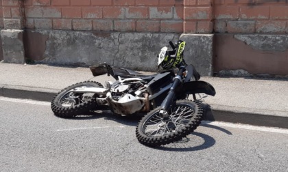 Perde il controllo della moto che lo sbalza contro il marciapiede, paura a Redecesio